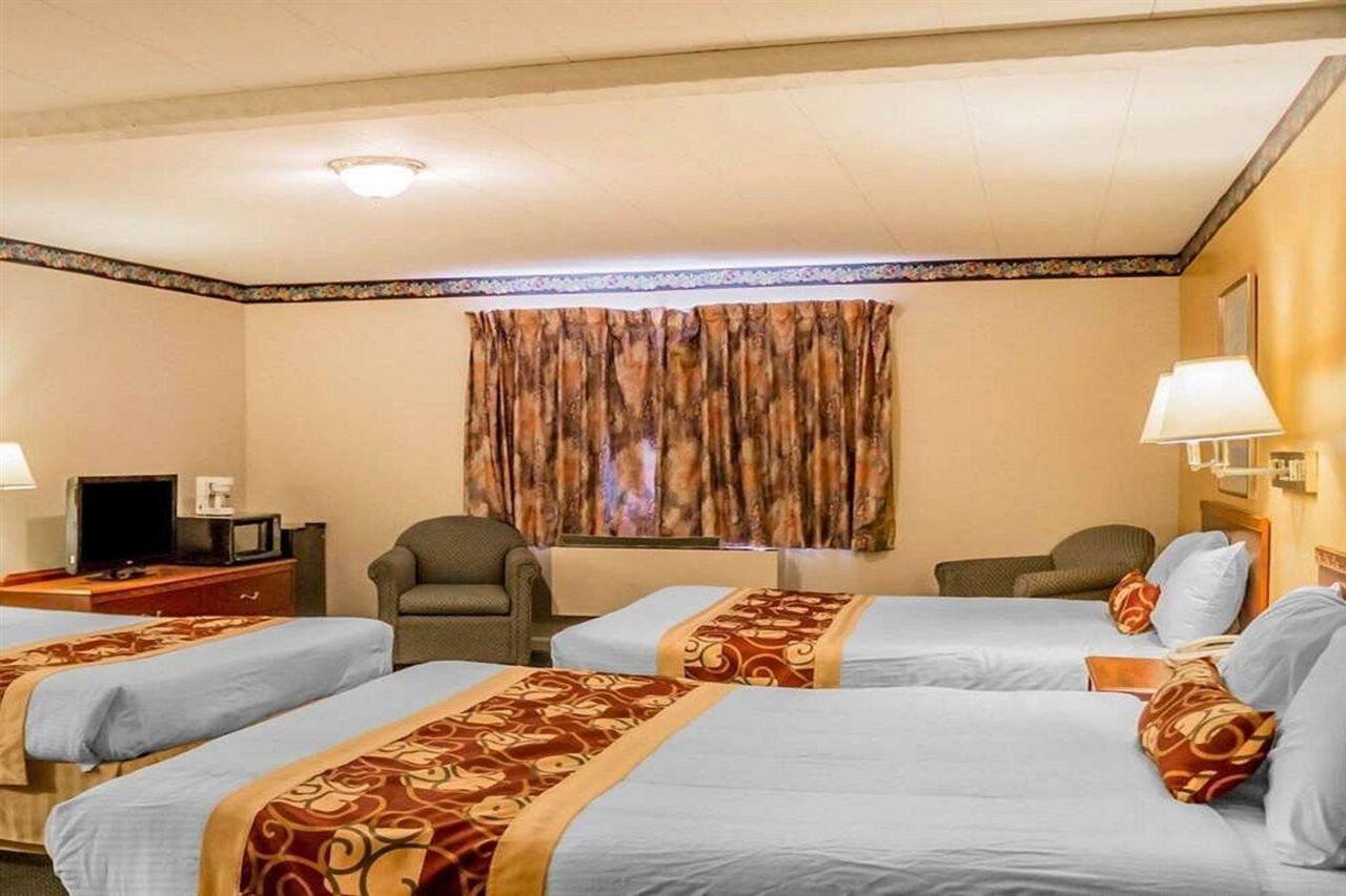Rodeway Inn Kalkaska Exterior photo